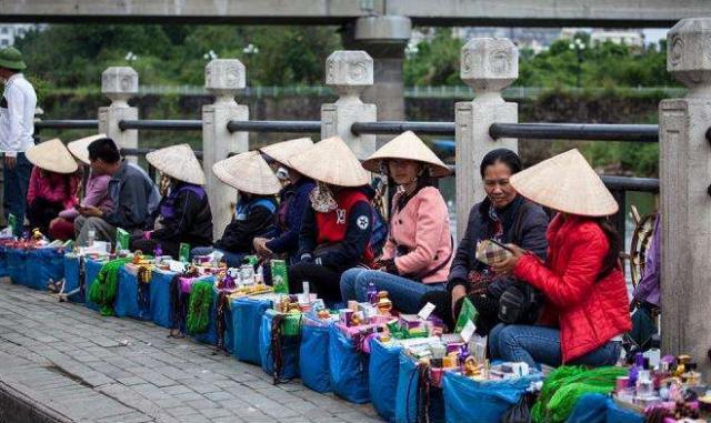 经济发达的中越边境，越南人民最爱的东西，却让中国男游客尴尬