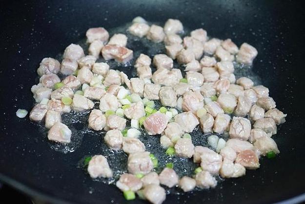 炒三丁，荤素搭配下饭美味，丝瓜菌菇汤，制作简单，鲜香爽口