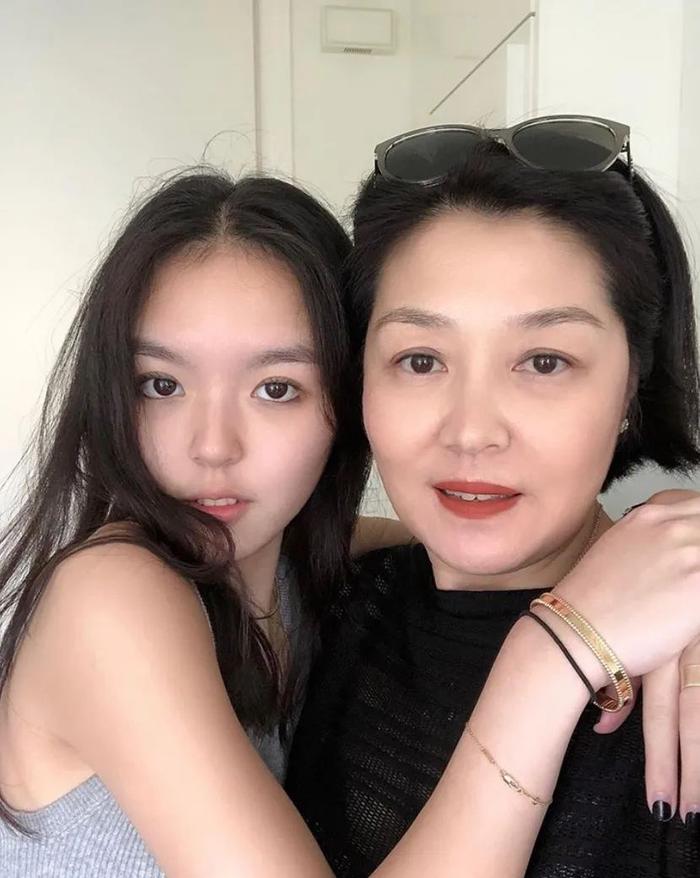 李咏18岁女儿性感过头，穿抹胸吊带露半截蛮腰，腰部纹身显成熟