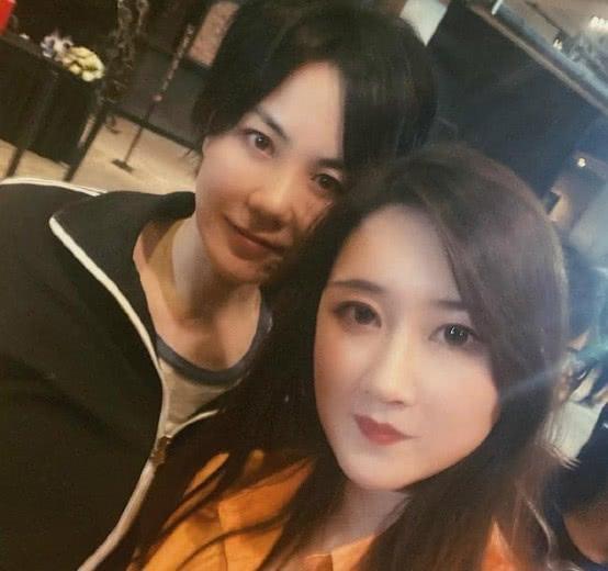 王菲带两女儿聚会，窦靖童紧挨李亚鹏，李嫣浓妆但嘴上疤痕明显