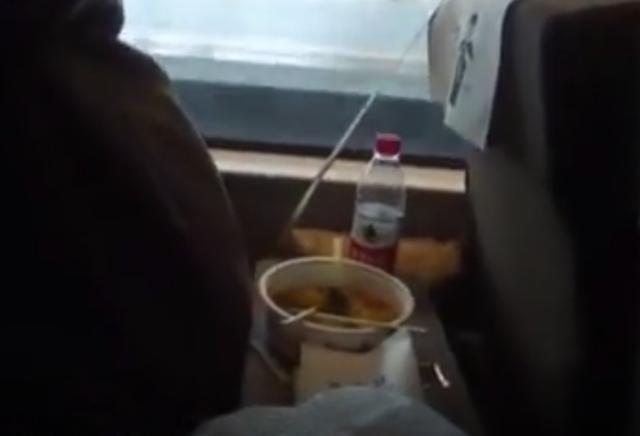 高铁摘口罩吃食，两女孩遭男乘客怒骂，委屈：饿了吃东西也有错？
