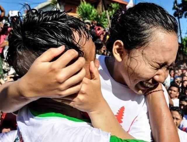 巴厘岛上的“奇葩”节日，众多美女被吻哭，游客表示不敢出门