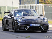 保时捷718 Cayman GT4 RS马力接近500匹，配黄色卡钳超大尾翼
