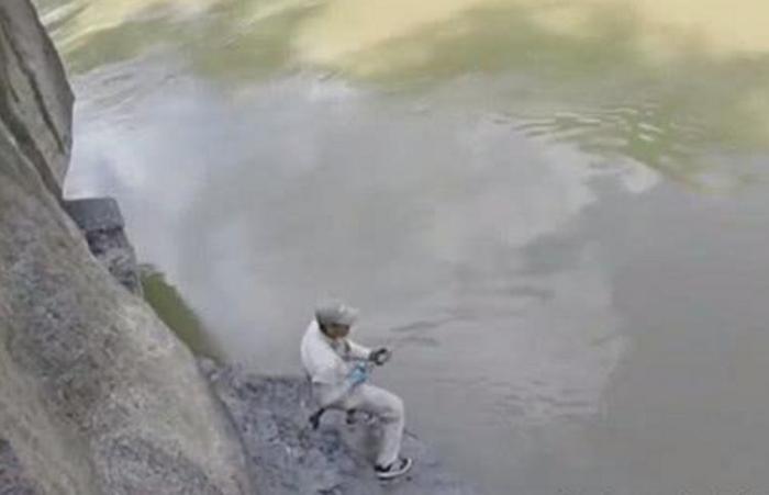 男子在河边钓鱼, 突然水里有强烈吸力,拉起鱼杆后乐了