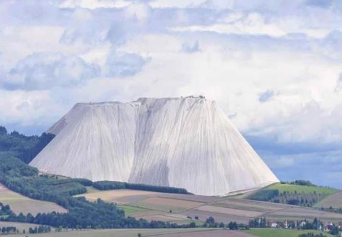 世界上最大的盐山，重达3亿吨，来访的游客需带走一包盐
