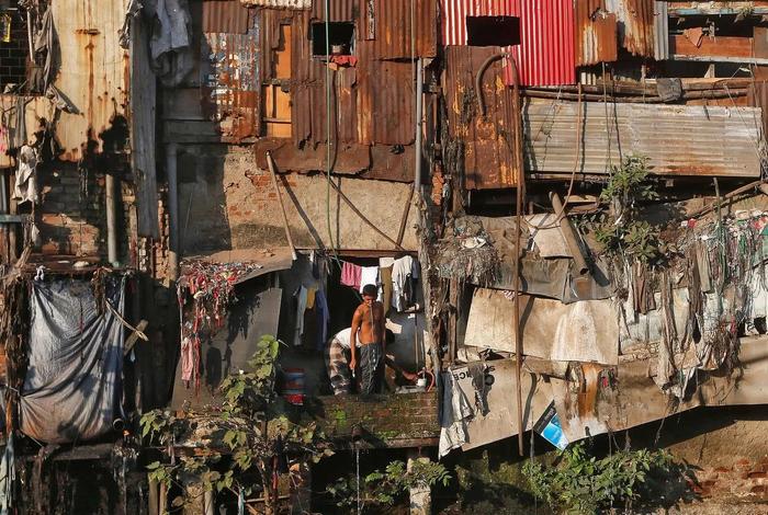 印度贫民窟疫情画像，两平方公里挤着上百万人，八十人共用一厕所