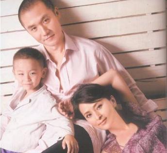 53岁何音近照，与黄志忠离婚9年，跟儿子相依为命至今仍单身