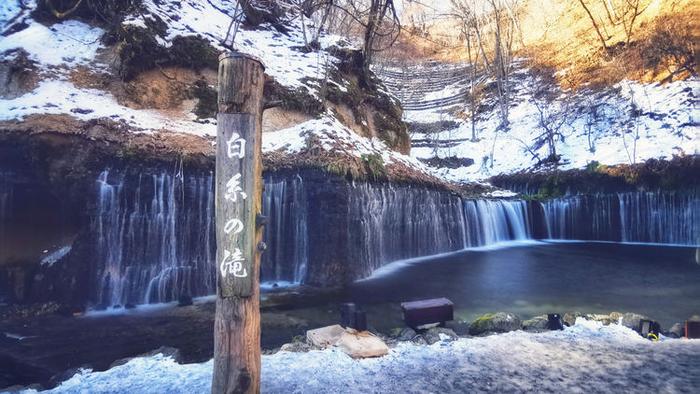 日本有一条神奇的瀑布，它居然是从石头缝里流出来的