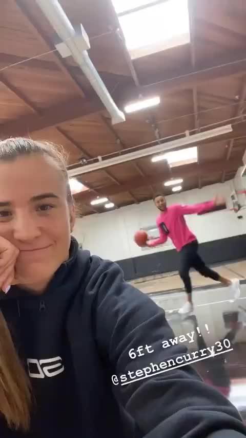 大学女篮球队员晒与库里训练视频：保持6英尺的安全距离