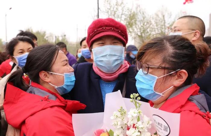 河南大学淮河医院26名援鄂医疗队员正式解除医学观察