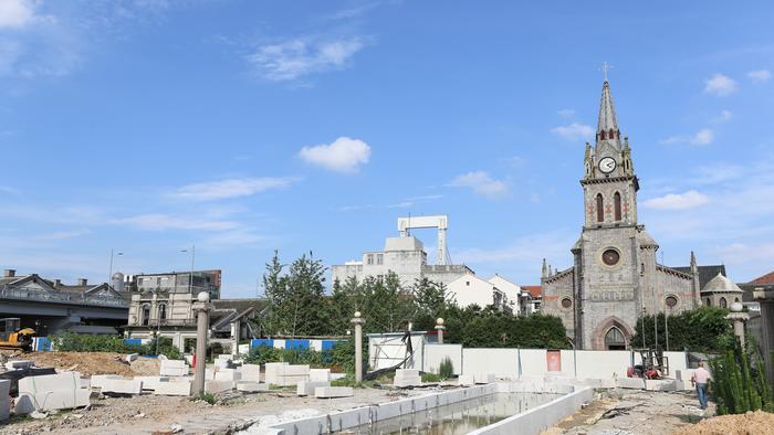 宁波市老外滩的百年教堂，毁于一场大火，仅存钟楼后复建如初