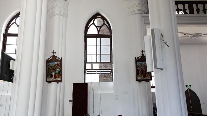 宁波市老外滩的百年教堂，毁于一场大火，仅存钟楼后复建如初