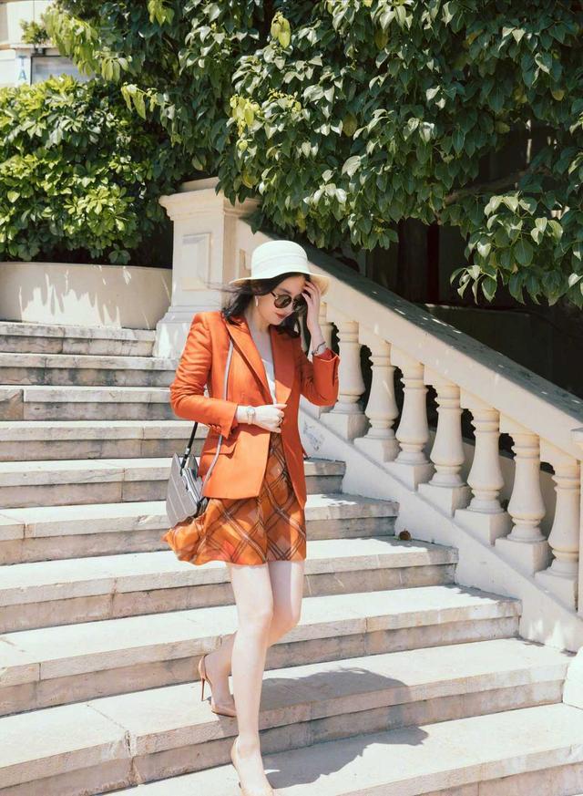 刘亦菲也太美了吧！穿橙色西装配格纹半身裙，戴上帽子气质更出众