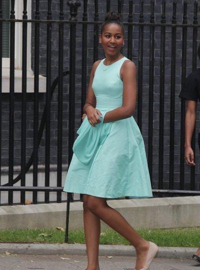 奥巴马大女儿“发育过猛”，小号裙子勒出褶皱，穿衣风格随了妈