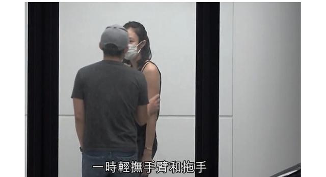 超甜蜜！霍启刚三弟霍启仁罕露面，与性感女友当街亲密互动撒狗粮