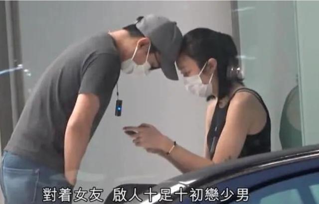 超甜蜜！霍启刚三弟霍启仁罕露面，与性感女友当街亲密互动撒狗粮