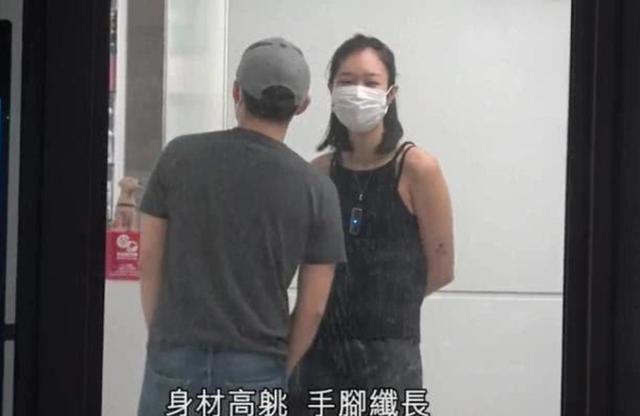 超甜蜜！霍启刚三弟霍启仁罕露面，与性感女友当街亲密互动撒狗粮