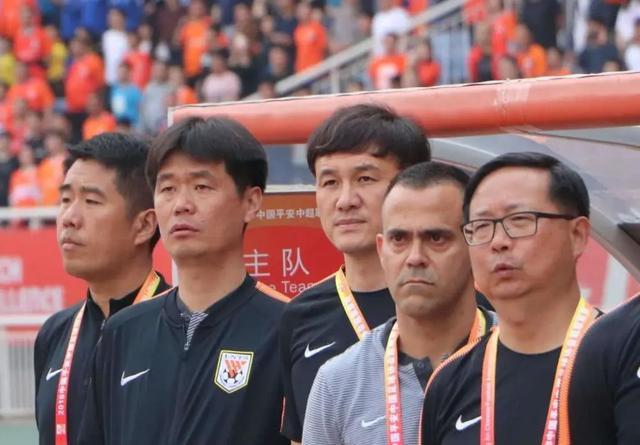 "鲁能前助教：李霄鹏是目前中国最好的本土教练 我们关系不错"
