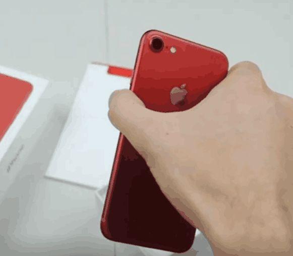 男子测试用火烧红色iPhone7, 测试后iPhone7耐火