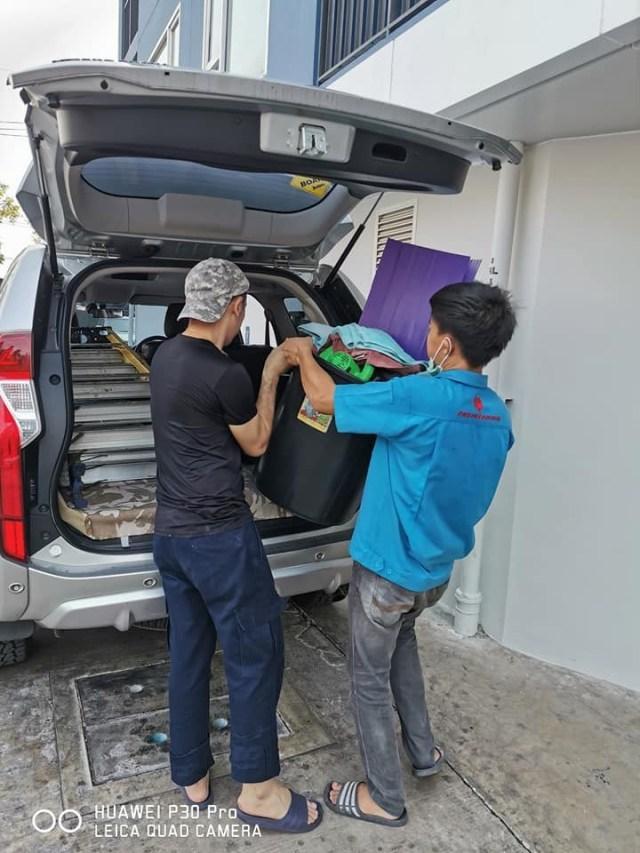 疫情前月薪10万 泰国一名飞机维修师失业 转行当空调清洗工