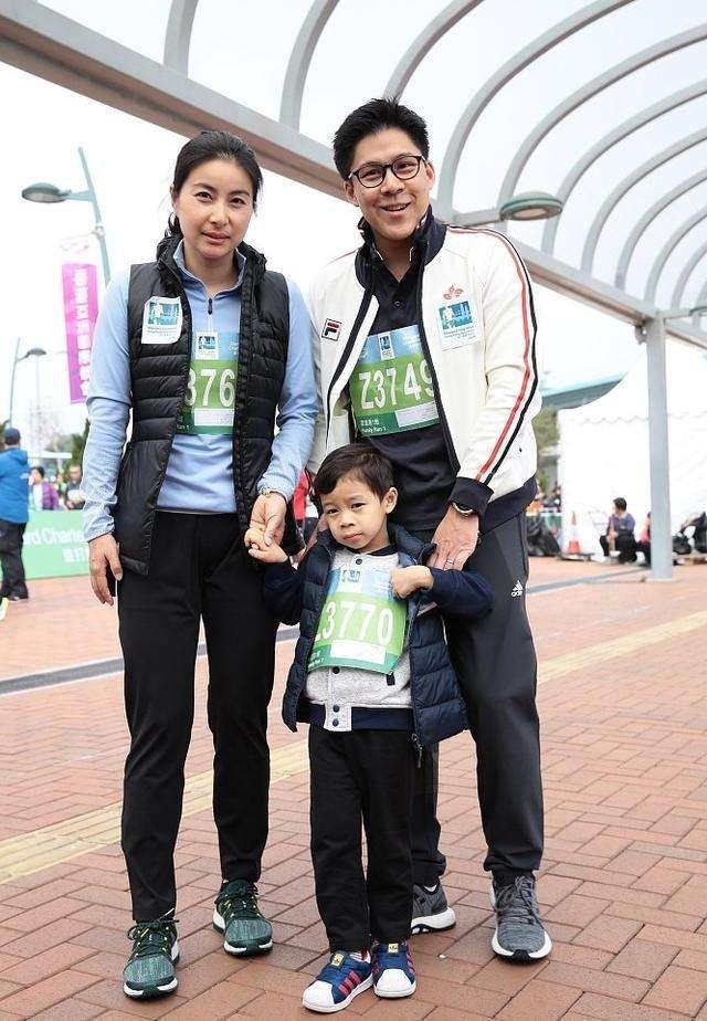 超甜蜜！霍启刚三弟霍启仁罕露面，与性感女友当街亲密互动撒狗粮