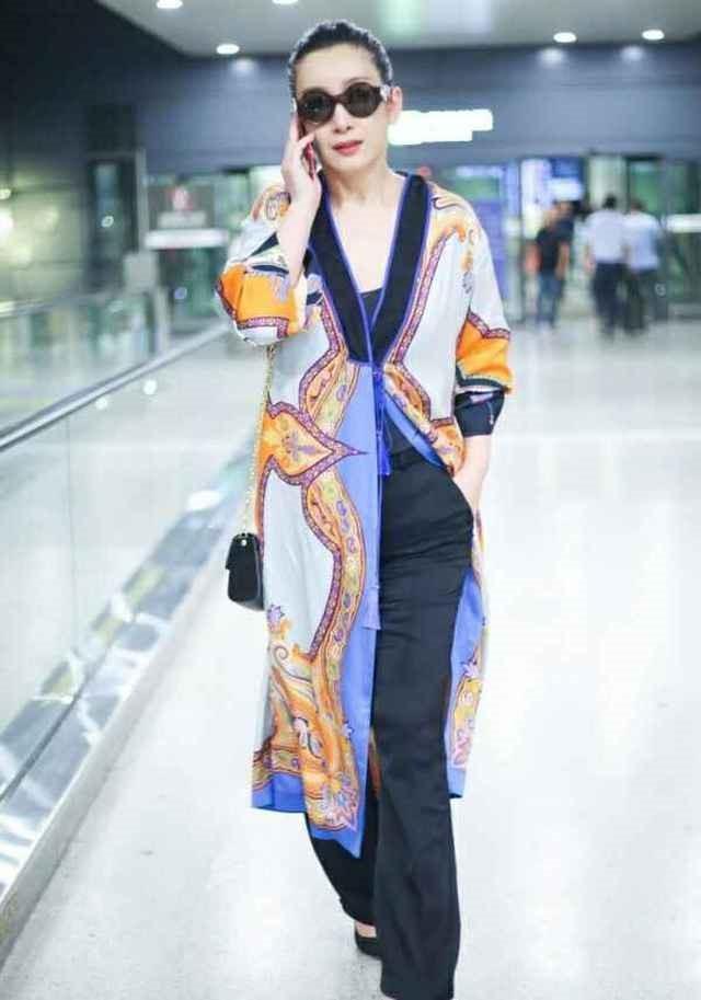 秦海璐真不低调，低胸装+“睡袍”机场凹造型，一般人真不敢穿