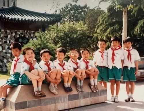 张若昀自曝童年照，九个小孩一眼认出，网友：牙齿才是焦点
