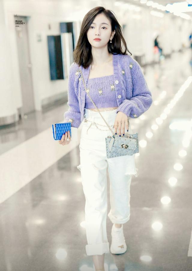 25岁吴宣仪真会穿，紫色毛衣抹胸大方炫“腹”，可爱和性感两不误