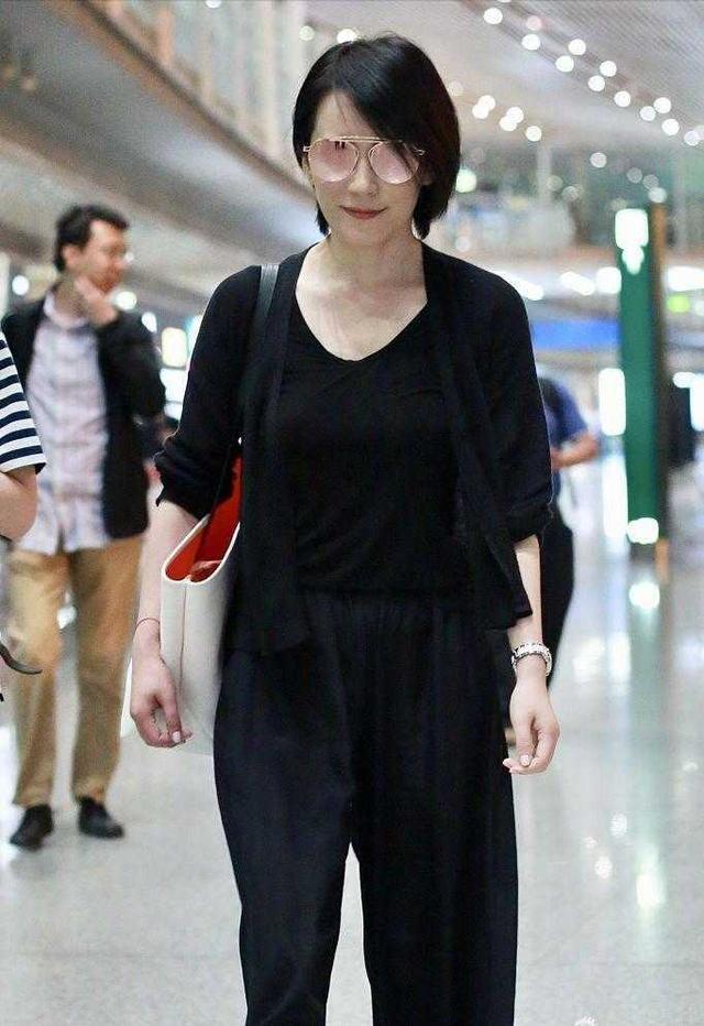 俞飞鸿真是气质女人穿搭标杆，一身黑走机场，气质没差反而更优雅