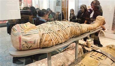 埃及出土的木乃伊裹尸布上，发现神秘文字，专家也搞不清是啥意思