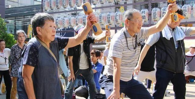 到2100年日本人口可能只有7500万，人口变少是好是坏？