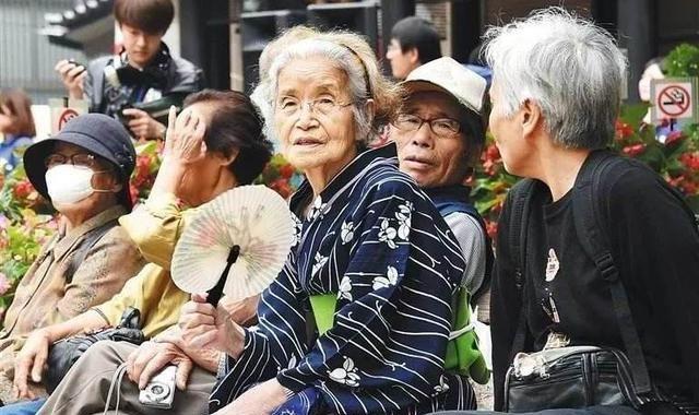 到2100年日本人口可能只有7500万，人口变少是好是坏？