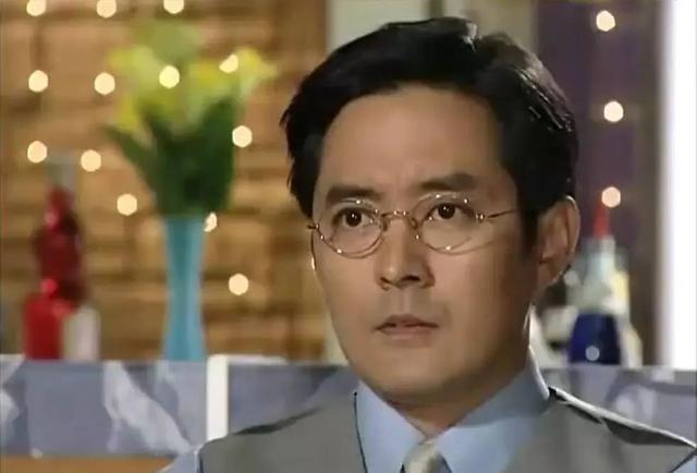 《第8号当铺》演员现状：45岁女主素颜幻灭，58岁男主成潮流帅爸