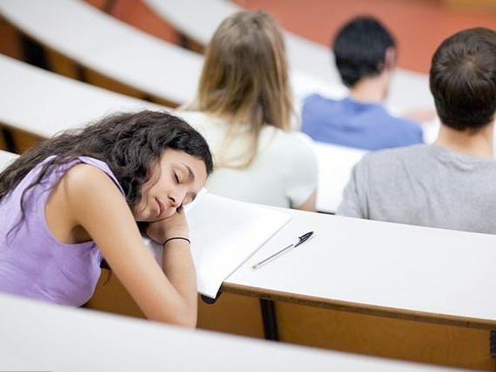 睡懒觉、爱逃课，为什么说很多大学生是毁在床上了？学习应该自觉
