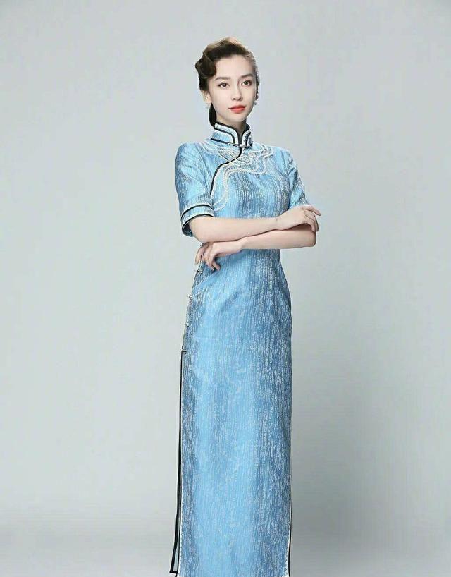 杨颖关晓彤复工首秀旗袍造型，一个淡雅一个活泼，你被谁惊艳到了