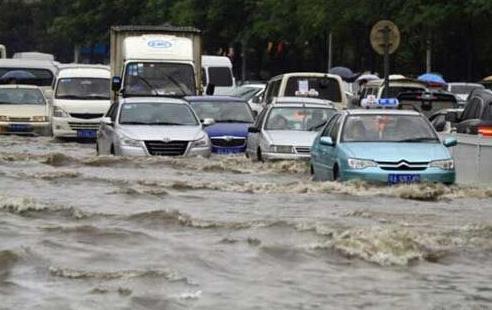 汽车雨季涉水行驶处理方法，不要等造成经济损失再来看