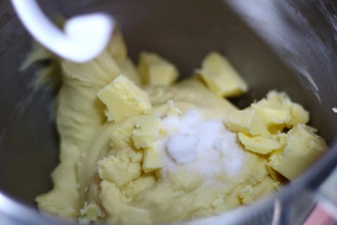 一次发酵的醇香牛奶吐司，做起来不仅省事，吃起来还柔软拉丝！