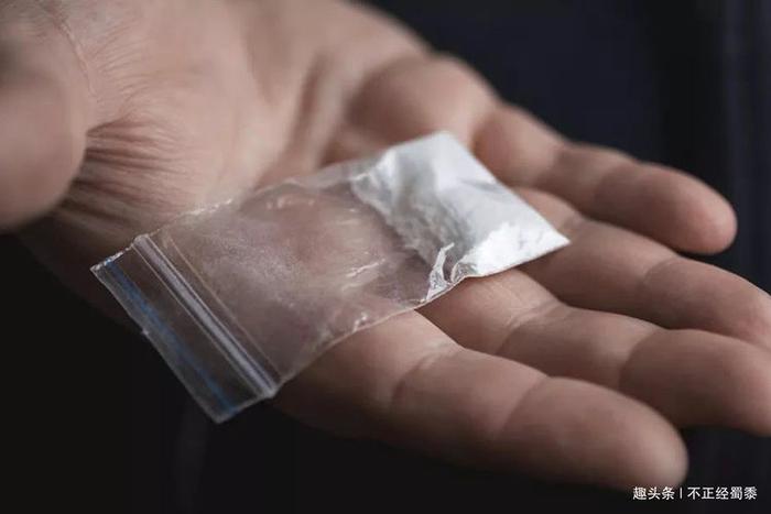 毒品走私者利用疫情形势，将价值一千多万的可卡因藏在医用口罩中