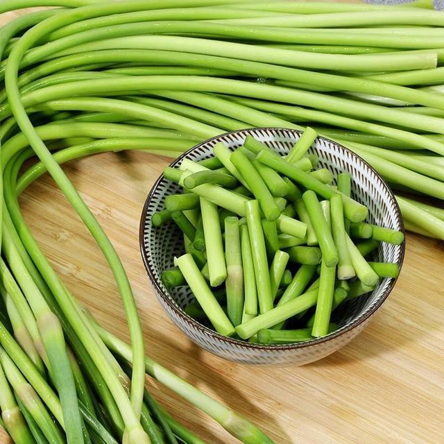 蒜苔还分红帽和白帽?应该怎么选?听听中蒜老农怎么说