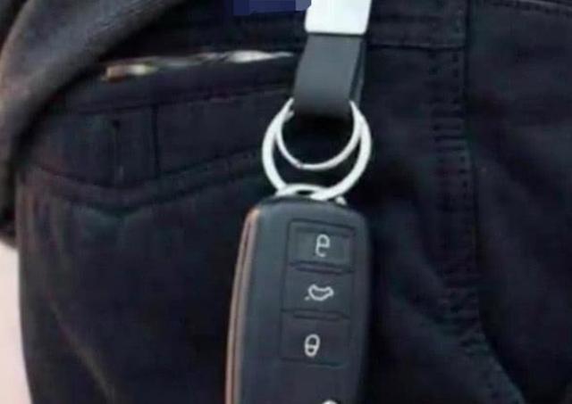 把车钥匙挂腰上有啥用？是在炫耀自己有车吗，车主说出原因