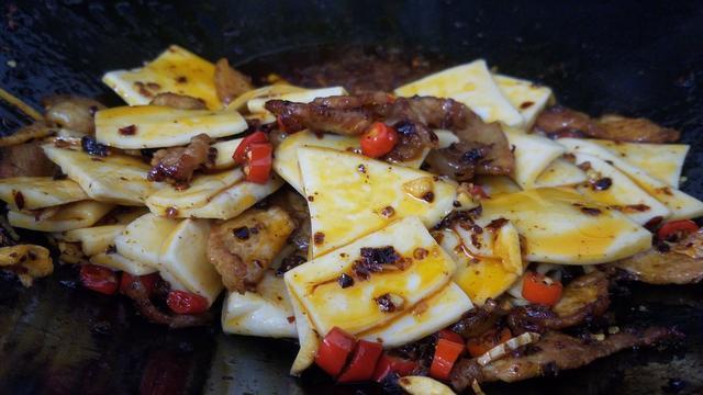 砂锅杏鲍菇的简单做法，加一点猪肉，又香又好吃，下饭很棒