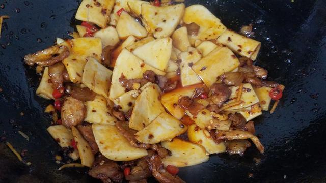 砂锅杏鲍菇的简单做法，加一点猪肉，又香又好吃，下饭很棒
