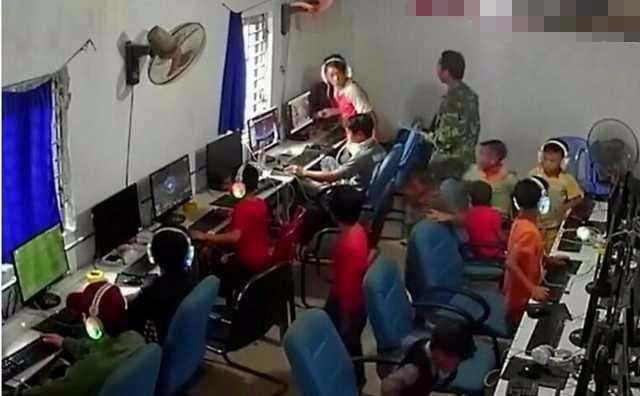 学生逃课去网吧玩游戏，不料父亲就站在身后，这下傻眼了！