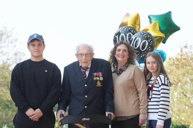 99岁二战老兵为医护人员募款2000万英镑，全英国为他庆生