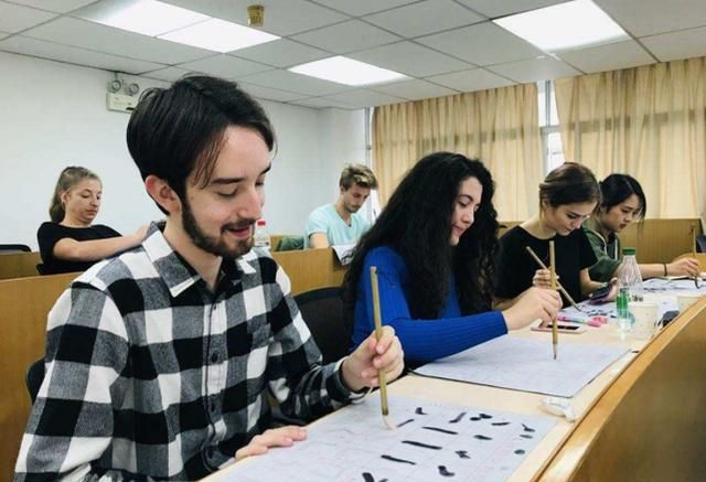 为何汉语拼音和英语字母会如此相像？究竟是谁模仿谁呢？