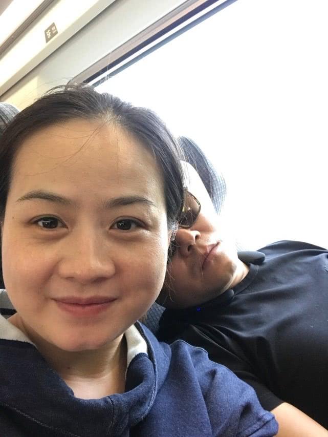 岳云鹏老婆手机被盗？晒俩女儿涂指甲爱臭美，岳麓一吃路边野草！