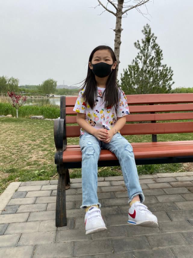 岳云鹏老婆手机被盗？晒俩女儿涂指甲爱臭美，岳麓一吃路边野草！