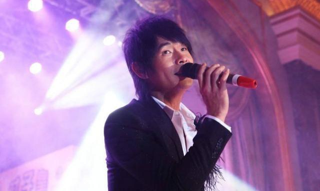 海浪演唱者黄品源与妻子复合，今开特斯拉送餐