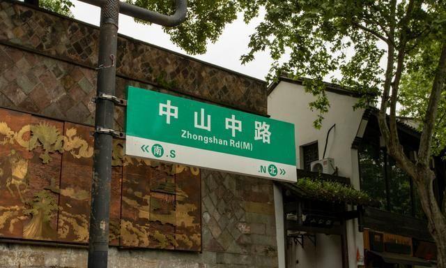 在杭州河坊街感受新冠的威力，胡雪岩的药房前惊现冷清