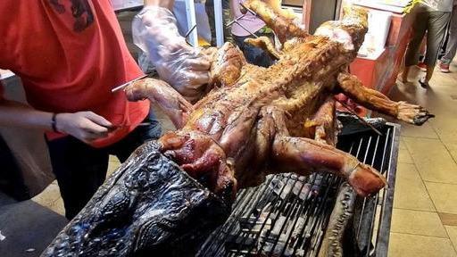 泰国小伙街头卖烤鳄鱼，每天限量2条，都是老顾客，卖完就收摊！